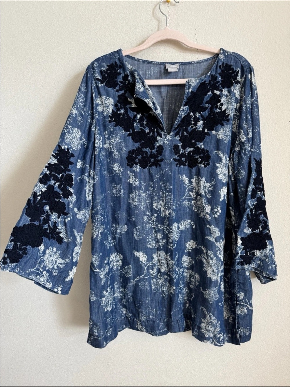 Chico’s Blue Chambray Embroidered Floral Boho Blouse Top Size 2 large